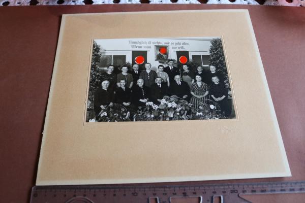 Gruppenfoto - ältere Personen - Hintergrund Bildnis A.H. und Spruch  Oelsnitz